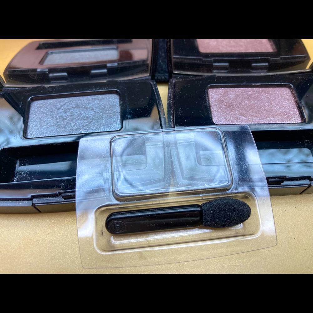 Chanel ombré essentielle Soft touch eyeshadow 61 Silvery fauve is sold